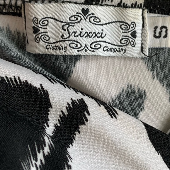 Black & White Patterned Short Dress - Picture 3 of 6